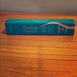 Thrive  brilliant eye brightener in Stella